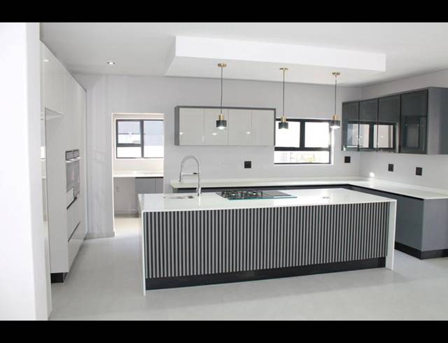 5 BEDROOM HOUSE FOR SALE IN SIX FOUNTAINS RESIDENTIAL ESTATE